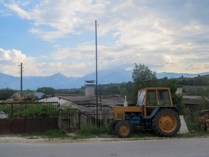 Tractor im Vordergrund, Hinten Gebirge Gorno Draglishte