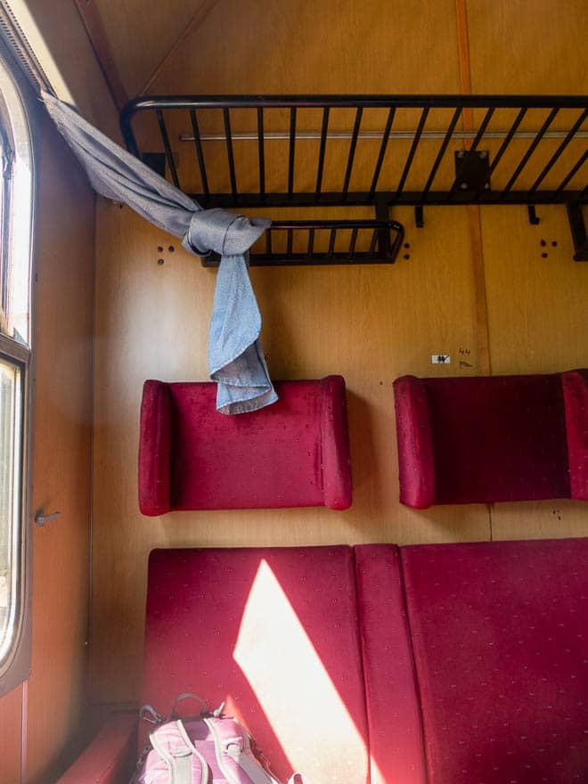 Zug in Bulgarien, Abteil mit roten Sitzen