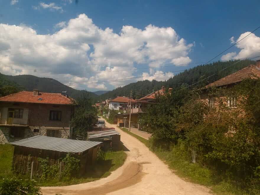 Bulgarisches Dorf mit Sandweg