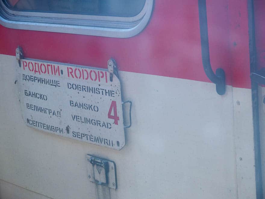 Schild Rhodopenbahn am Zug