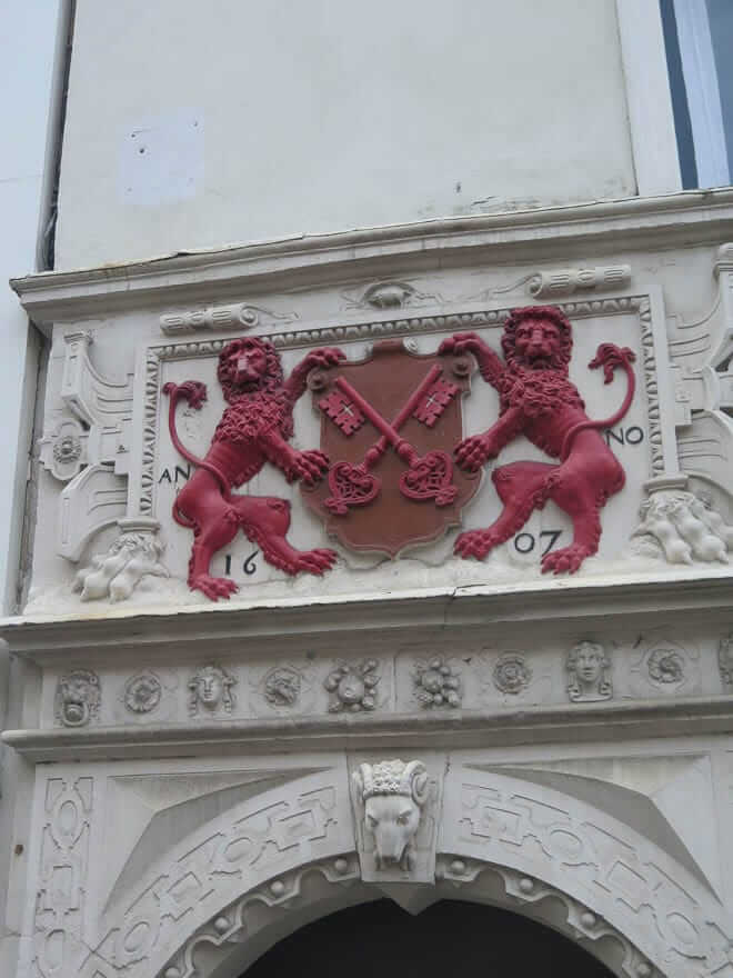 Wappen von Leiden. Zwei rote Löwen und rote Schlüssel gekreuzt