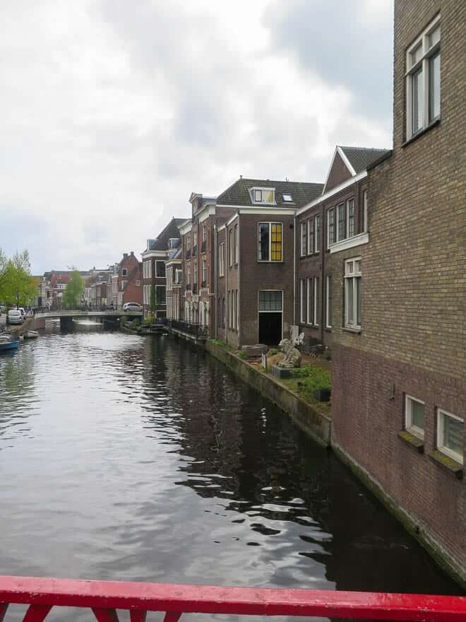 Kanal in Leiden Im Hintergrund eine Brücke, rechts Häuser