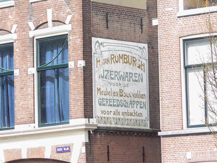 Schild 'IJzerwaren' am Haus in Leiden