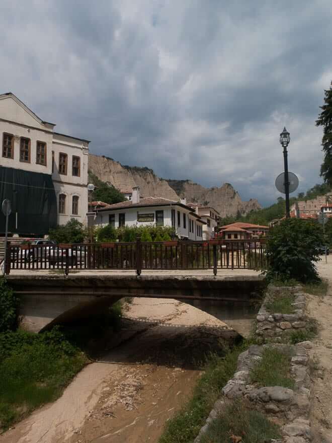 Melnik mit Pension Uzunova in der Mitte, am Fluss, eine Brücke in der Mitte