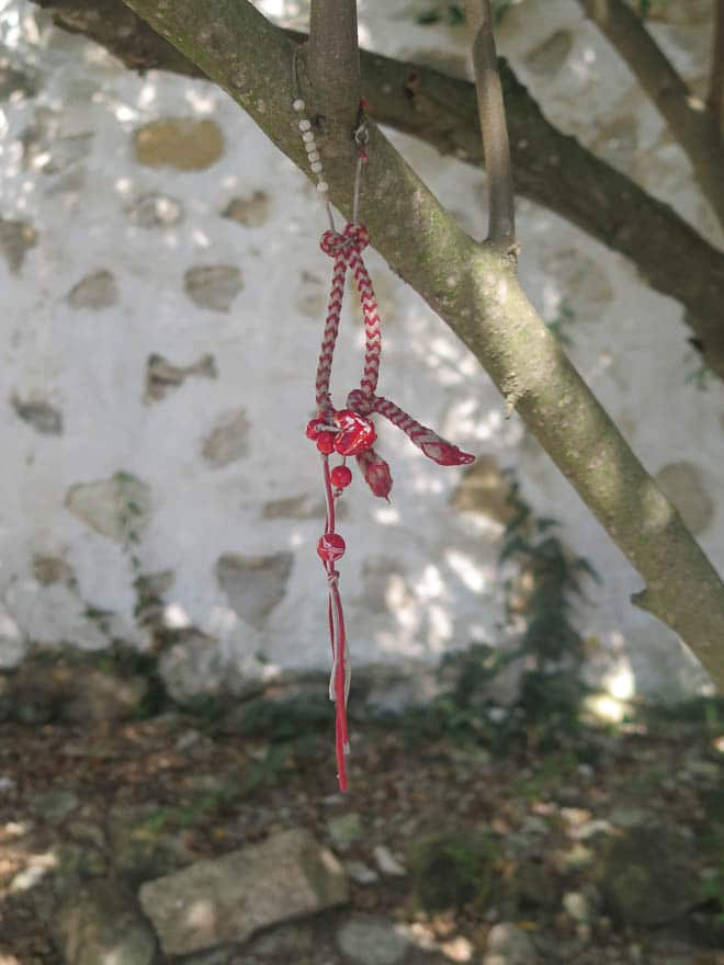 Marteniza am Baum, rot-weißes Band