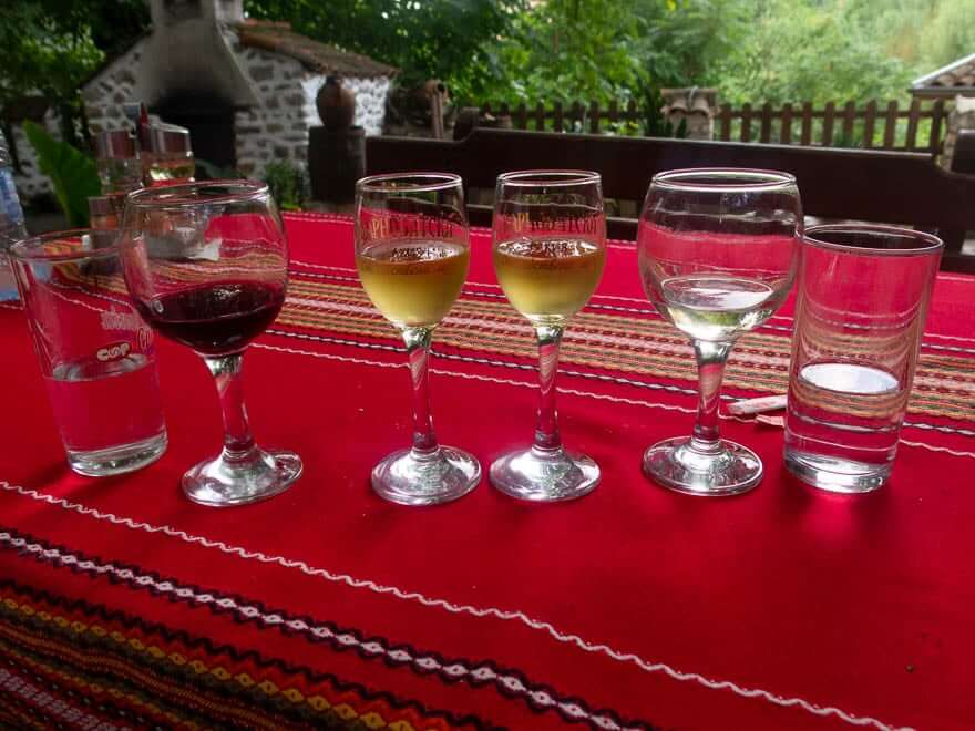 Weingläser und Rakiagläser in Melnik auf der Terrasse, rote Tischdecke