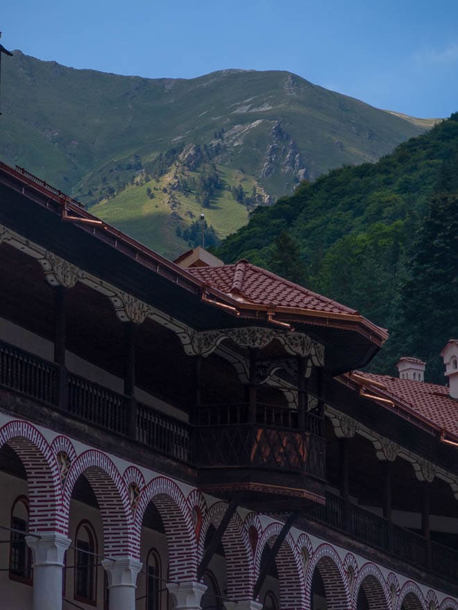 Rila Kloster Dach und Gebirge dahinter