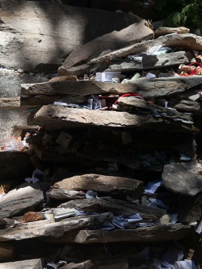 Heilige Iwan Rilski Brunnen mit Steine wo Zettel dazwischen gesteckt sind