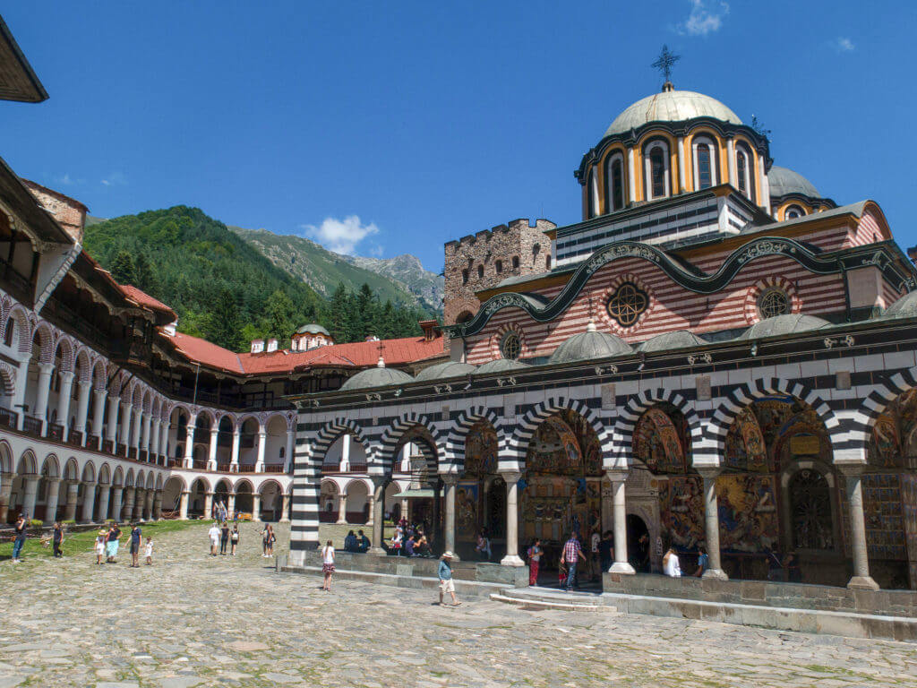 Rila Kloster Bulgarien Innenhof mit Kirche und blauer Himmel