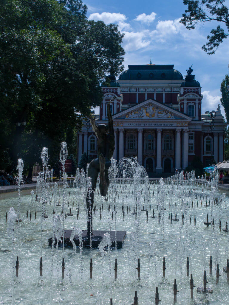 Iwan Wasov Theater Sofia, im Vordergrund Fontäne mit Tänzerinskulptur