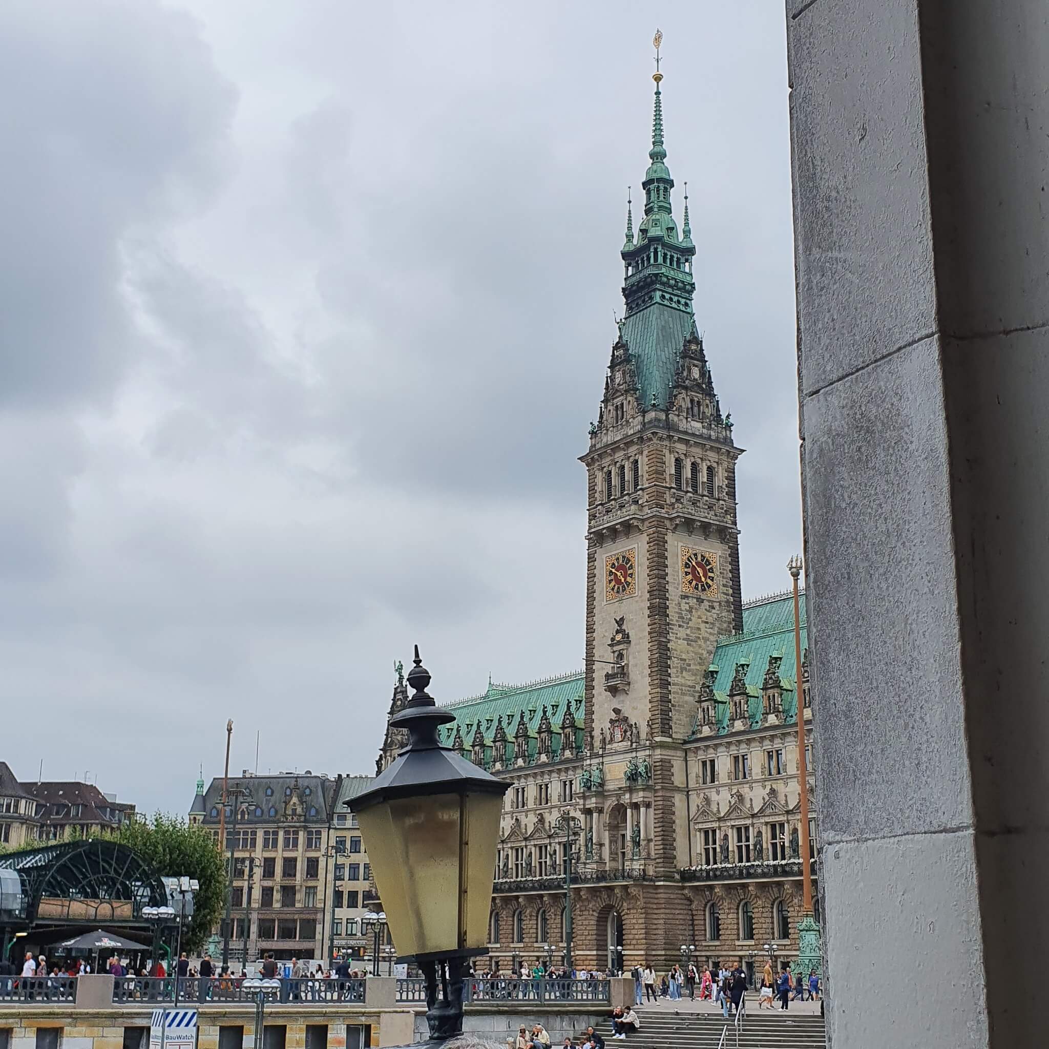 Hamburg Rathaus, im Vordergrund ale Straßenlanterne