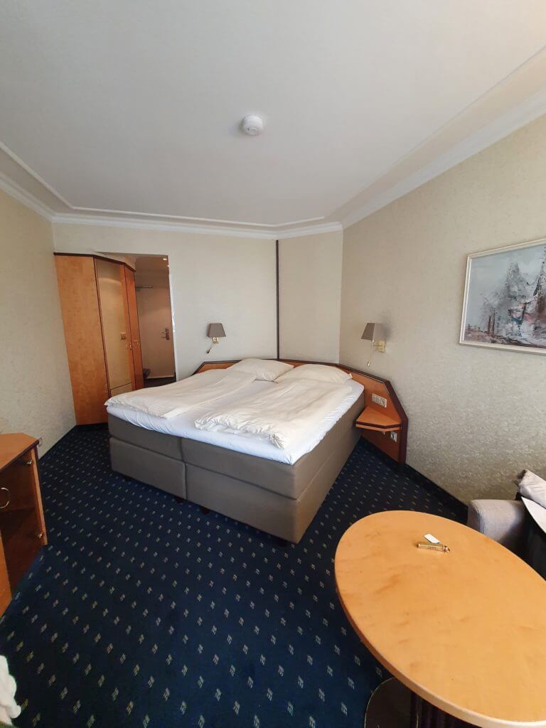 Senator Hotel Hamburg. Hotelzimmer mit Doppelbett.