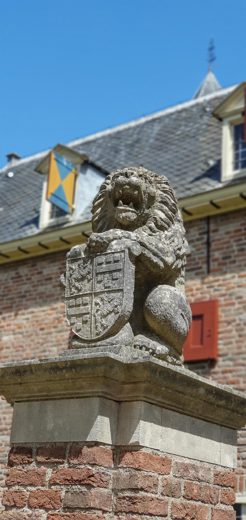 Schloss Doorwerth. Löwenskulptur aus Stein