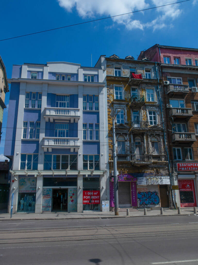 renoviertes und verfallenes Gebäude nebeneinander in Sofia