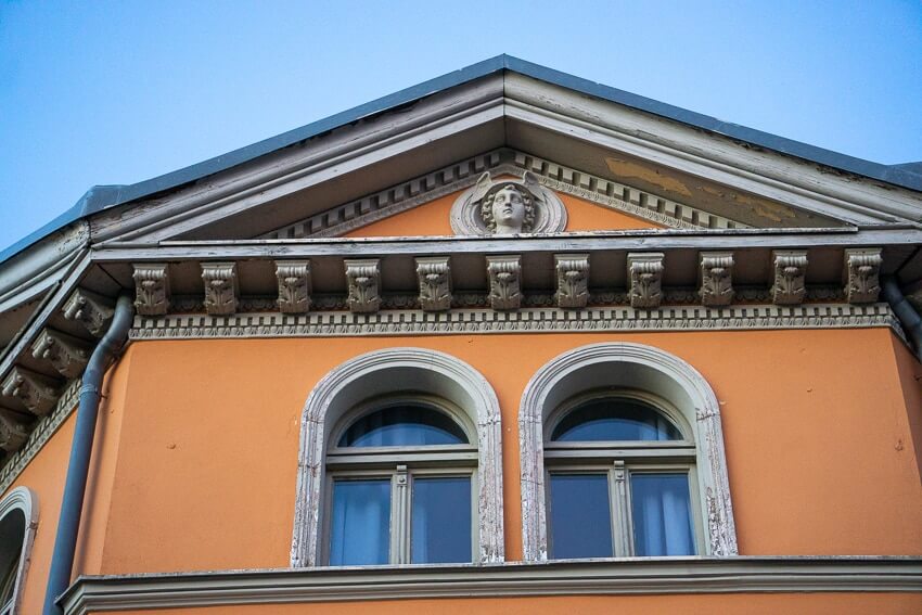 Babelsberg Fassade/Giebel Orange mit Verzierungen