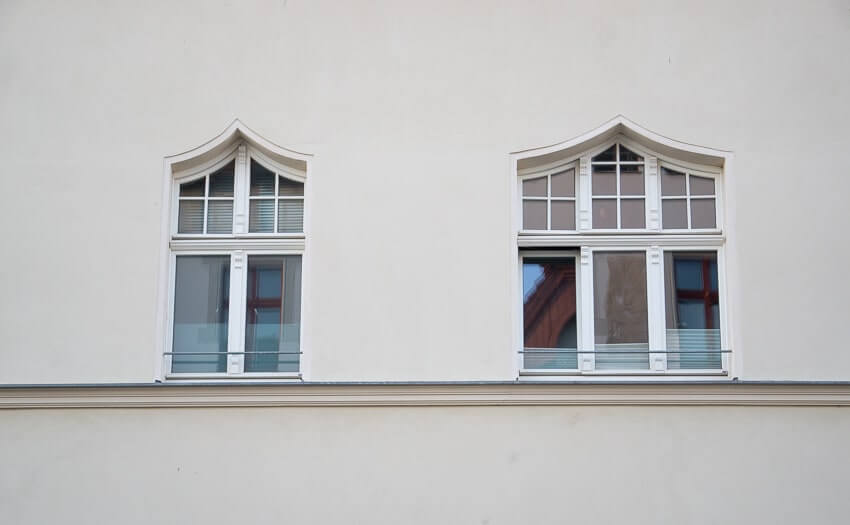 Weiße Fenster in interessanter Form