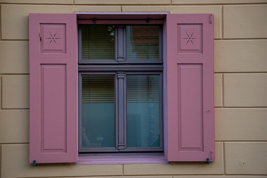 Mauer und Fenster mit Fensterläden in pink
