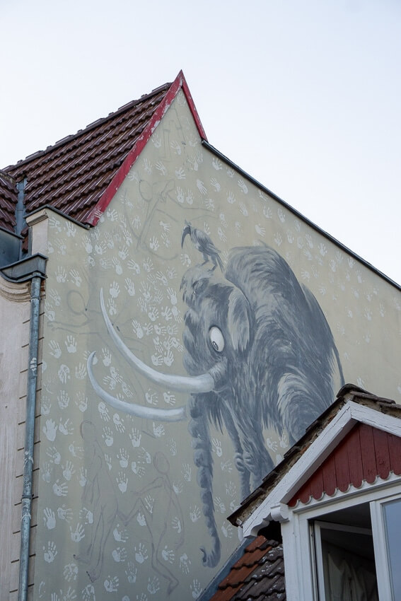 Wandmalerei Babelsberg, beigefarbene Hintergrund mit einem Mamutt in grau