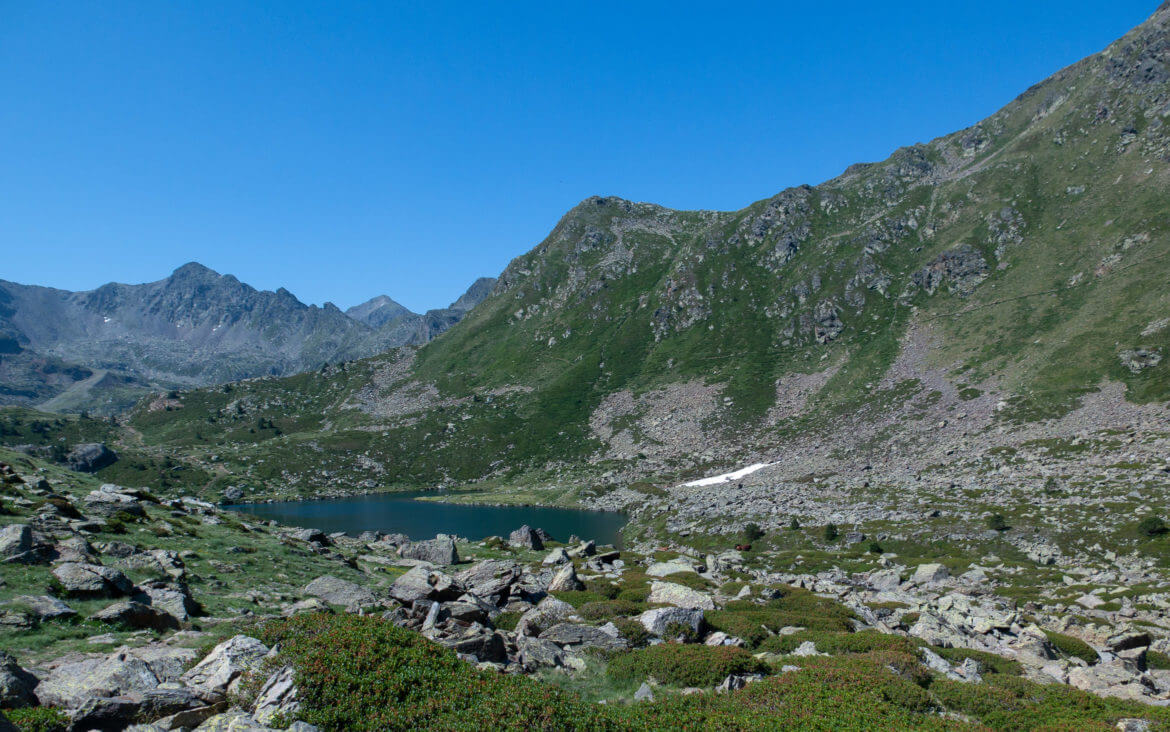 Andorra: Urlaub im Wanderparadies der Pyrenäen Bergsee und Gebirge in Tristaina Andorra