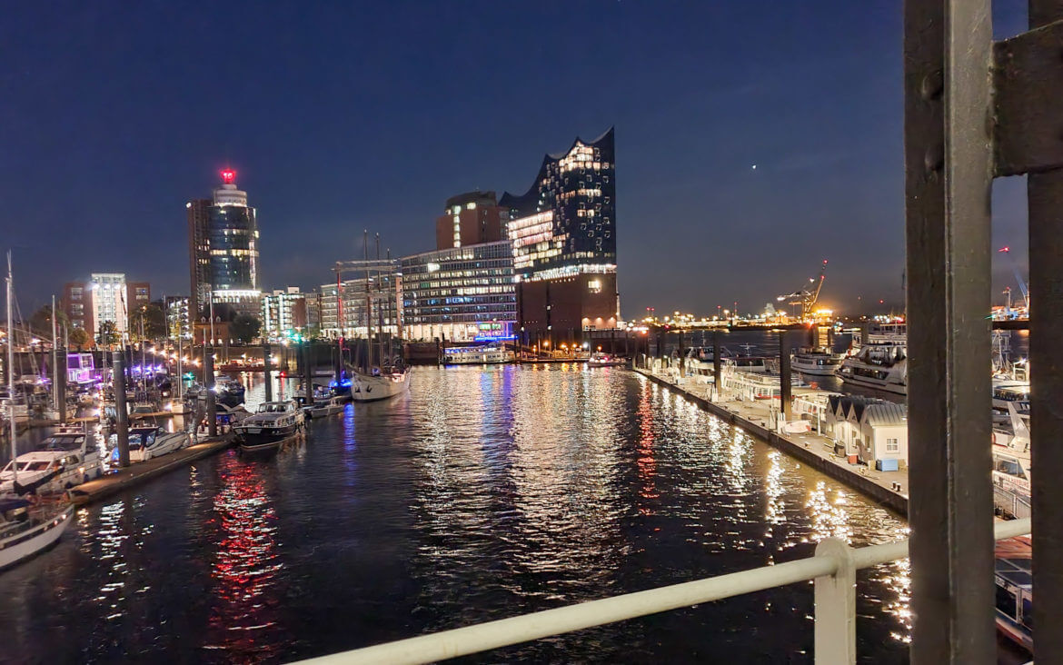 Hamburg City Pass oder Hamburg Card und Übernachtstipps für eine großartige Zeit in der Hafenstadt Hamburg Blick auf die Elbphilharmonie abends
